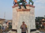 Kapolsek AKP Riki Novariansyah Motori Perehaban dan Perawatan Tugu Pahlawan Simpang Tiga Bukit Kemuning