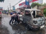 Personel Pamapta dan Satlantas Polres Lampung Utara Bantu Padamkan Mobil Terbakar