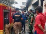 Aksi nyata Sertu Frendi Nijardo, Tak Ragu Masuk ke Barisan Terdepan Bantu Tim Pemadam Kebakaran
