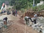 Babinsa Koramil 410-02/TBS Laksanakan Pemantauan dan Pendampingan Pembuatan Talut