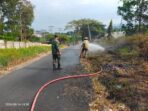Babinsa Bersama Damkar dan Warga Berjibaku Padamkan Kebakaran Lahan Kosong di Sumber Agung