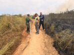 Serka Agus Supriyanto Bersama Pemadam Kebakaran dan Warga Bantu Tangani Kebakaran Lahan Kosong di Kedaung