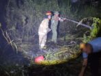 Babinsa dan Damkar Bersinergi Padamkan Kebakaran Lahan Kosong di Keteguhan