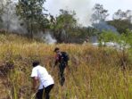 Aksi Cepat Babinsa Kodim 0410/KBL Bersama Damkar Padamkan Kebakaran Lahan di Bukit Sepangoh
