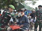Antisipasi Abu Vulkanik Anak Krakatau, Korem 043/Gatam Bagikan Masker dan Bersihkan Sekolah di Metro
