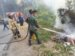 Babinsa Sertu Sepri Gerak Cepat Bantu Padamkan Kebakaran Lahan Gambut dan Bambuan di Panjang