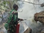 Babinsa Campang Raya Bersama Aparat dan Warga Padamkan Kebakaran Lahan di Atas Bukit